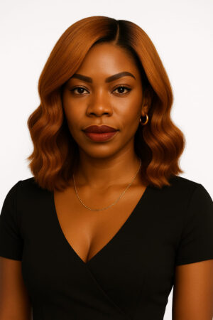 Dominante – Cuivre Flamboyant™ – 13×4 Lace Frontal HD Sans Colle – Coupe Structurée Élégante Avec Vagues Sculptées